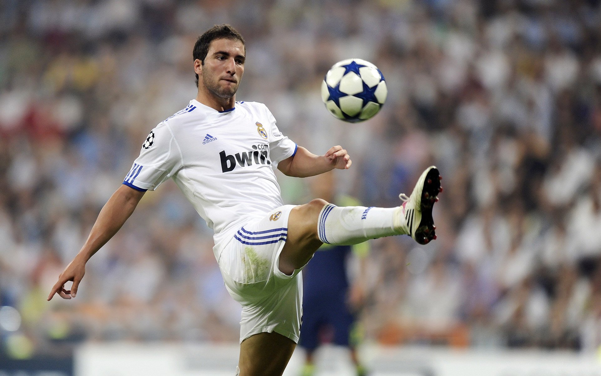 王者归来！莱万多夫斯基惊艳回归，防守端筑起钢铁长城，法国观众彻底沸腾